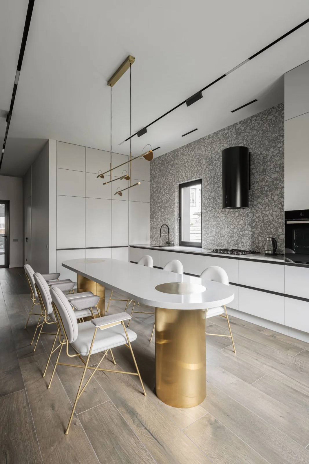 Küche mit Terrazzo und Messing — Küche