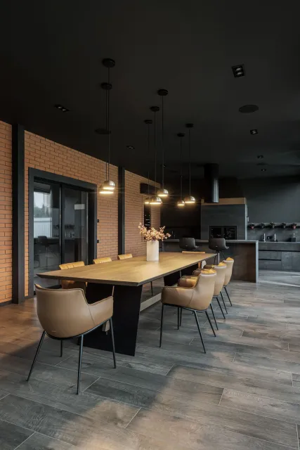 Loft in dunklen Tönen