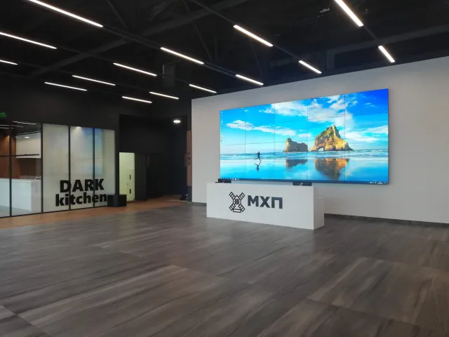 Showroom mit LED-Wand