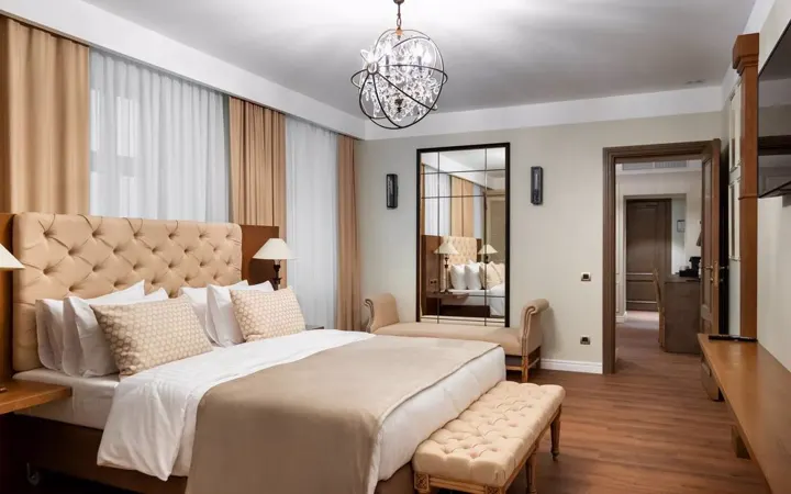 Hotel — Zimmer in Serie und Gewölbe-Bar · Ansicht 2